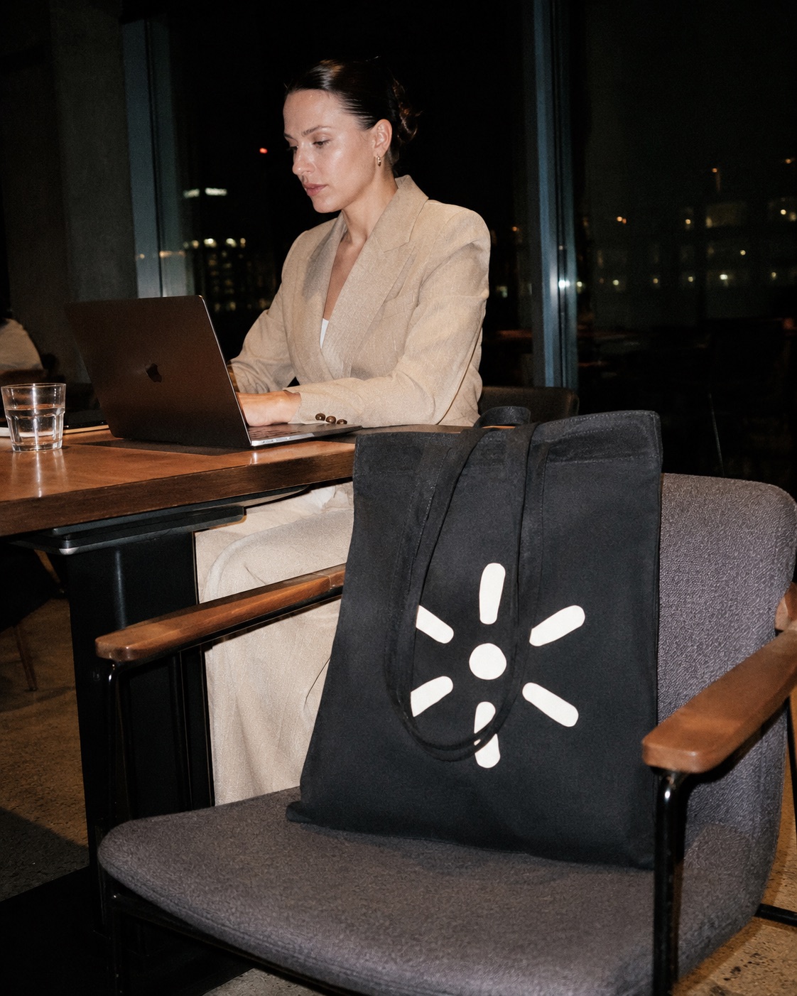 Účastníčka AI Ambassador Academy s brandovou taškou pri práci